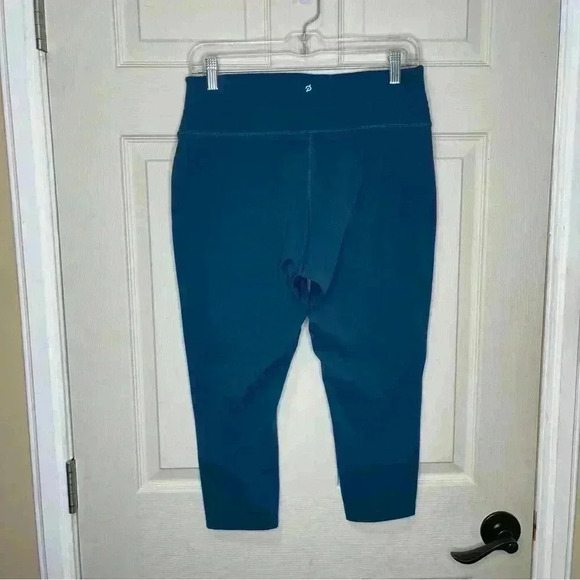 Peloton Women's Teal Blue Essential
Capri Workout Leggings Size XL - Picture 7 of 7